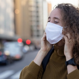 Măștile de protecție pot provoca iritații și coșuri