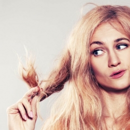 Fulgi albi în păr! Disconfortul mătreţii în sezonul estival