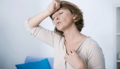 Știați că există plante care vă ajută să depășiți mai ușor simptomele date de menopauză?