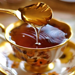 Punem sau nu miere în ceai? Cât de toxică devine mierea la temperaturi înalte