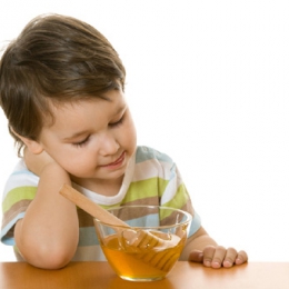 Mierea vindecă tusea mai eficient decât siropurile