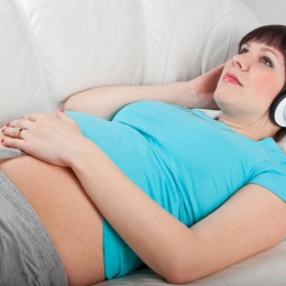 Femeile însărcinate stresate sunt sfătuite să asculte muzică