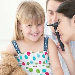 Nu neglijaţi otitele copiilor! Boala poate duce la daune permanente ale urechii