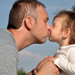 Nu sărutaţi copiii pe buze! Îi puteţi îmbolnăvi