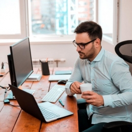 Aveți ochii uscați? Atenție la cât timp petreceți în fața ecranelor digitale!