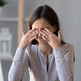 Care sunt cauzele care duc la uscăciunea ochilor