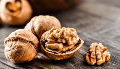 O mână de nuci pe zi ţine cardiologul departe