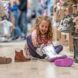 Pantofii ortopedici nu trebuie purtaţi de toţi copiii. Ce spun specialiştii