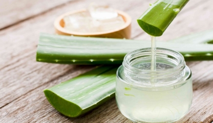 Sucul de aloe vera şi apa cu castraveţi stimulează creșterea părului