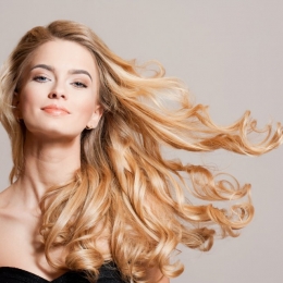 Scăpaţi în câţiva paşi de părul electrizat! Ce trebuie să faceţi