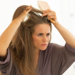 A început să vă cadă părul? Când trebuie să vă îngrijorați