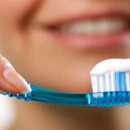 Cum se păstează corect periuţa de dinţi