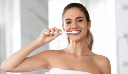 Periuța de dinți. Câte bacterii conține și cât de des trebuie să o schimbăm?