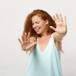 Petele albe de pe unghii nu apar din cauza lipsei de calciu