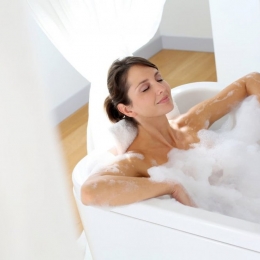 De ce se încrețește pielea la contactul cu apa? Ce explicații dau specialiștii