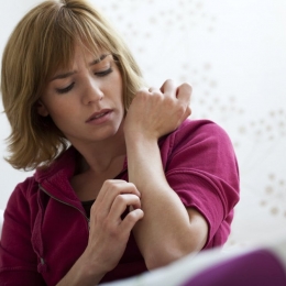 Pielea crăpată de pe genunchi și coate poate fi un semn al psoriazisului