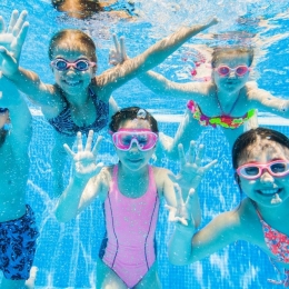 Scăldatul în piscină, o aventură: clorul duce la apariția bolilor dermatologice