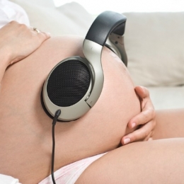 Bebeluşii recunosc vocea mamei încă din viaţa intrauterină
