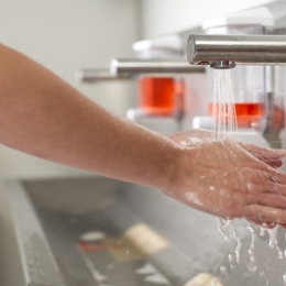 Spălarea mâinilor, prima "operaţie" a chirurgilor