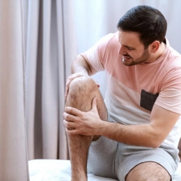 Pseudoguta se manifestă prin inflamație și durere la nivelul genunchilor