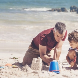 Riscuri de sănătate la plajă şi la piscină. La ce să fim atenţi