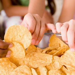 Ronţăirea permanentă a unor alimente deteriorează dinţii