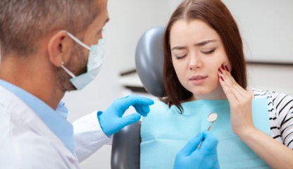 De ce sângerează gingiile când folosiți ața dentară