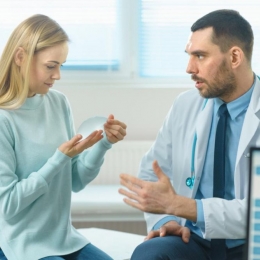 Aveți sânii lăsați? La ce soluții puteți recurge pentru ridicarea lor