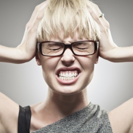 Scrâșniți des din dinți? Dantura slăbește și se tocește