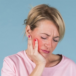 Scrâșnitul din dinți vă poate strica dantura