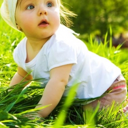 Încălţămintea nu îi determină pe bebeluşi să facă mai rapid primii paşi