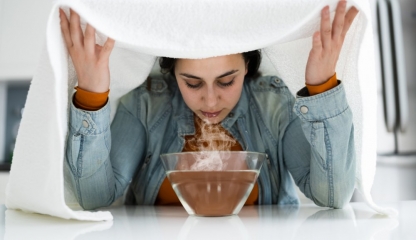 Inhalațiile cu mușețel sau cu sare vă ajută în tratarea sinuzitei