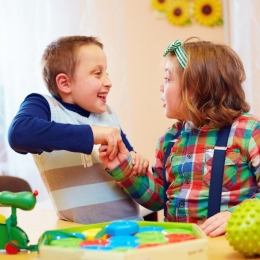 Socializarea, esențială pentru recuperarea copiilor cu autism
