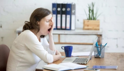 Vă simțiți mereu obosiți? Somnolența din timpul zilei ascunde mai mult decât lipsa somnului