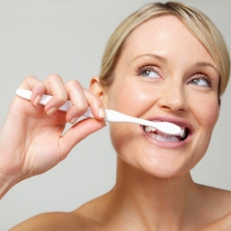 Evitaţi problemele cu dantura! Spălaţi-vă pe dinţi!