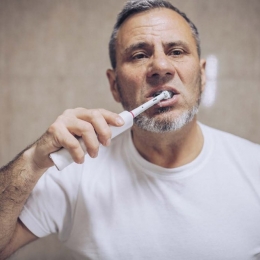 Nu vă spălați pe dinţi cu sare! Vă afectează smalțul și gingia!