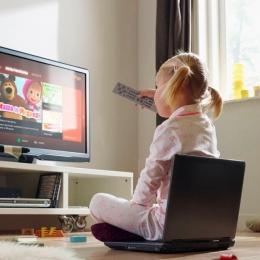 Statul prelungit la televizor predispune copiii la îngrășare