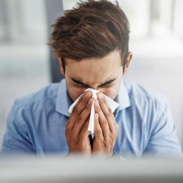 Strănutul poate apărea și din cauza expunerii la lumina puternică a zilei