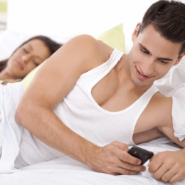 Infidelitatea online. 6 semne că partenerul te înșeală pe Facebook