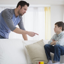 Tăcerea prelungită a părinţilor poate afecta dezvoltarea emoţională a copilului
