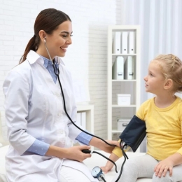Măsurarea tensiunii arteriale la copil se face începând cu vârsta de trei ani