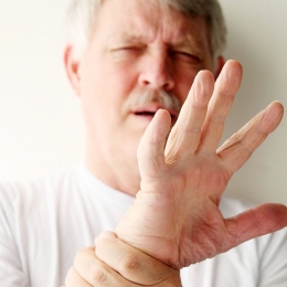 Tremuratul mâinilor vă poate afecta considerabil viaţa