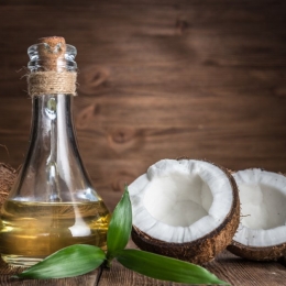 Uleiul de cocos conferă un aspect proaspăt și sănătos pielii