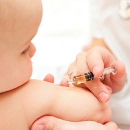 Vaccinul vital, recomandat de pediatri, dar prea scump pentru părinţi
