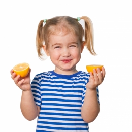 De ce este bine să le daţi copiilor vitamina C