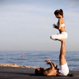 Un cadou inedit de Ziua Îndragostiţilor: Yoga în cuplu sau cum să reaprindem pasiunea în relaţie!
