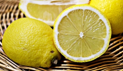 Zeama de lămâie, aliatul în tratarea durerilor de gât