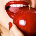 Beneficiile nutriţionale ale merelor roşii: de la scăderea colesterolului, la pierderea în greutate