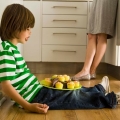 Copilul tău mănâncă pe fond emoţional? Cum recunoşti un comportament alimentar problematic
