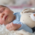 Acneea bebeluşului poate dura săptămâni întregi, până se vindecă